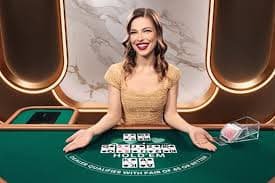 Antarmuka Fortune Tiger di aplikasi mobile babe138 slot menampilkan gulungan dengan simbol harimau dan bunga emas